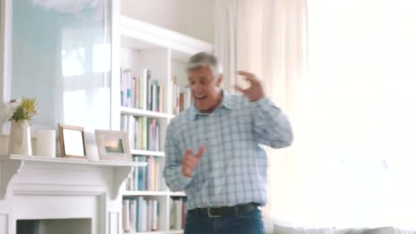 Menari Pria Senior Dan Pensiun Bahagia Ruang Tunggu Rumah Untuk — Stok Video