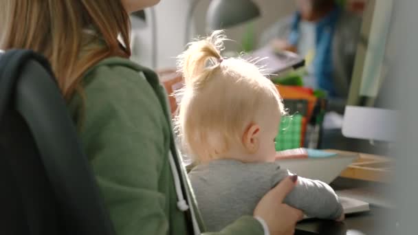 Junge Mutter Mit Baby Lernen Internetcafé Und Studentin Die Freiberuflich — Stockvideo