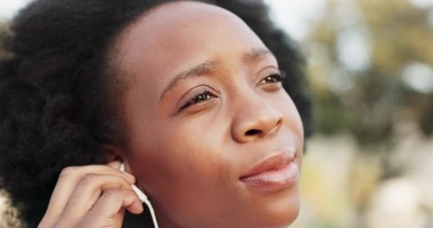 Mujer Negra Auriculares Musicales Cara Con Motivación Física Meta Salud — Vídeos de Stock