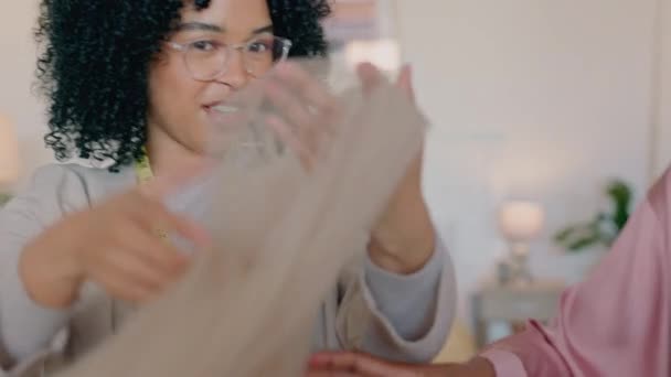 电子商务 时尚和设计 一个女人在家里的工作室与客户的非拳击面料 造型师 裁缝师和有创意的黑人妇女在纺织小企业 从事新创作的设计人员和助理 — 图库视频影像