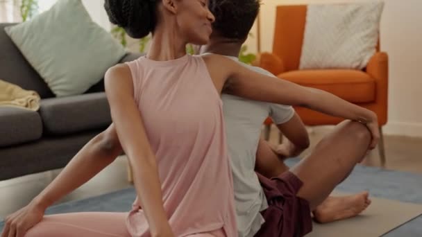 Couple Noir Entraînement Domicile Étirement Fitness Exercice Yoga Dans Salon — Video