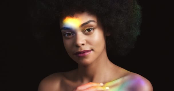 Prisma Arcobaleno Riflesso Luce Sorriso Modello Donna Nera Con Capelli — Video Stock