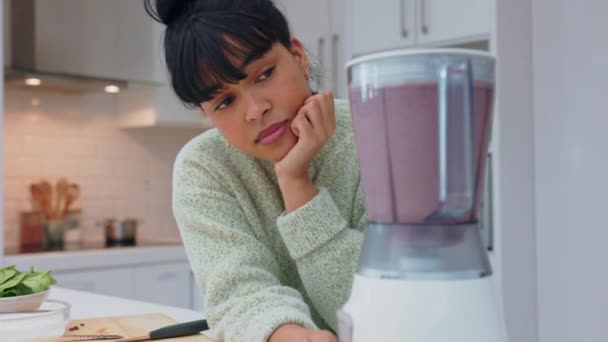 Blender Keuken Vrouw Wachten Smoothie Drinken Voor Gezondheid Welzijn Lichaamsdetox — Stockvideo