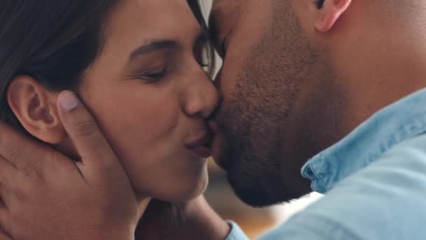 Liebe Umarmung Und Kuss Von Paaren Die Glücklich Zusammen Sind — Stockvideo