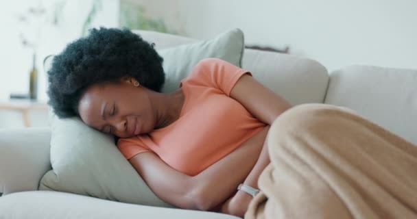 Triste Llanto Dolor Estómago Menstruación Una Mujer Negra Período Sofá — Vídeos de Stock