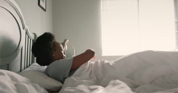 Μαύρη Γυναίκα Πρωί Και Λιακάδα Ξυπνάει Από Κρεβάτι Για Ξεκινήσει — Αρχείο Βίντεο