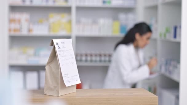 Аптека Лекарства Бумажный Пакет Аптекарем Работающим Над Инвентаризацией Медицинских Медицинских — стоковое видео