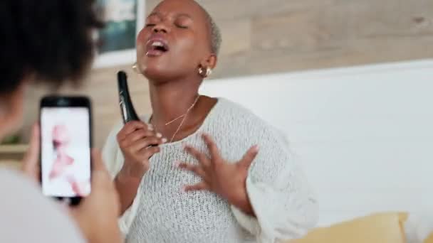 Amigos Cantando Grabando Vídeo Con Teléfono Para Redes Sociales Con — Vídeos de Stock