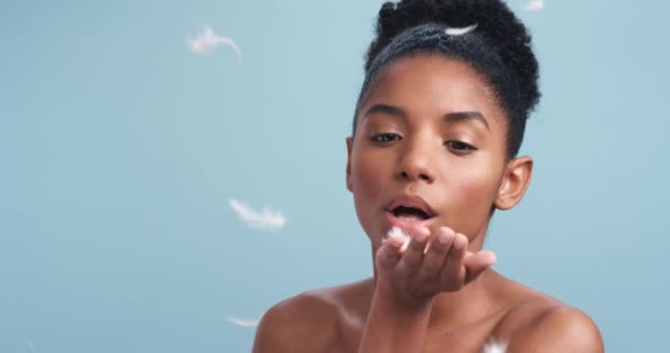 Plumes Peau Douce Beauté Portrait Femme Studio Avec Fond Bleu — Video