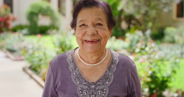 Porträtt Äldre Kvinna Leende Koppla Assisterade Boende Pensionsanläggning Glad Och — Stockvideo