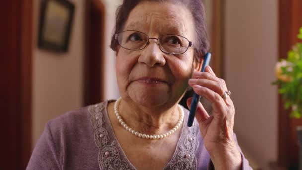 Starsza Kobieta Telefon Komunikacja Domu Salonu Lub Wnętrza Domu Uśmiech — Wideo stockowe