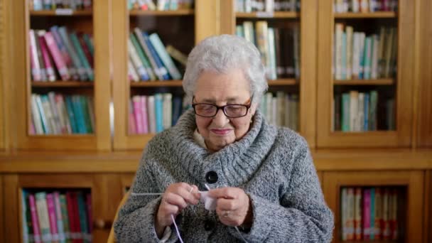 Dzianie Drutach Szycie Starsza Kobieta Emeryturze Robi Koszulkę Sweter Lub — Wideo stockowe