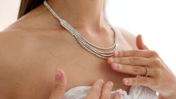 Nevěsta Šperky Diamantový Náhrdelník Ženě Která Připravuje Svatební Den Dotýká — Stock video