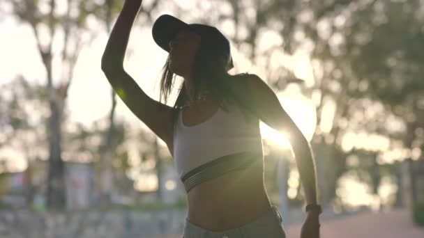 Mulher Dança Hip Hop Urbano Exercício Prática Fitness Com Céu — Vídeo de Stock