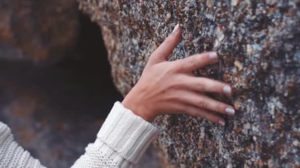 Doğa Dağ Mağarası Kadın Elinin Dokunuşu Kaya Dokusu Yüzeyi Seyahat — Stok video