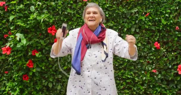 Starsza Kobieta Muzyka Taneczna Wolność Świętowania Zdrowego Stylu Życia Wellness — Wideo stockowe