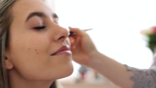Makeup Artist Kvinna Med Foundation Borste Arbetar Klientens Ansikte För — Stockvideo