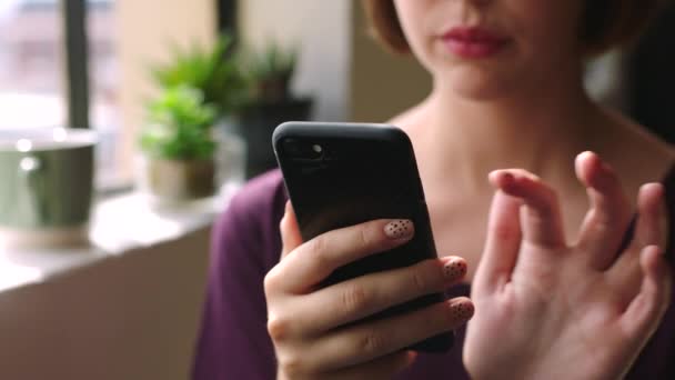 Telefon Kommunikation Och Kvinnlig Hand Med Sociala Medier Nätverk Eller — Stockvideo