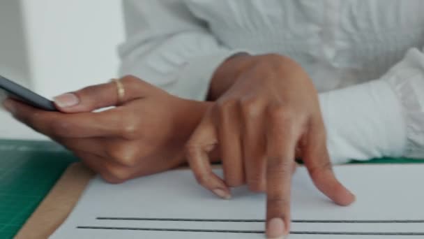 Μαύρη Γυναίκα Σχεδιάζει Χαρτιά Τάμπλετ Και Μουσική Στο Startup Agency — Αρχείο Βίντεο