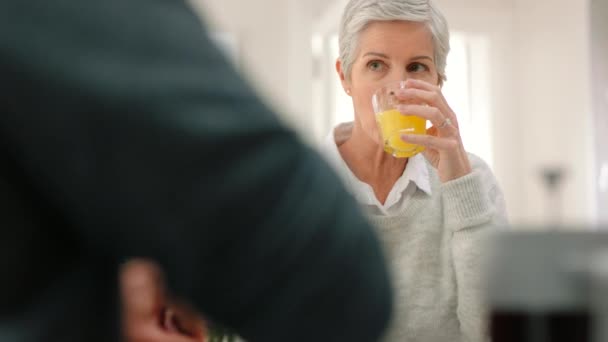 Terve Vanhempi Nainen Appelsiinimehua Puhuu Eläkkeelle Ravitsemus Keittiössä Terveydenhuollon Hyvinvointi — kuvapankkivideo