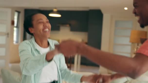 Boldog Fiatal Pár Együtt Táncol Zenére Otthon Viccelődnek Miközben Mosolyognak — Stock videók