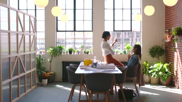 Arquitectura Diseñador Ingeniero Mujeres Oficina Durante Planificación Estrategia Discutir Idea — Vídeo de stock