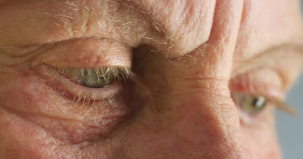 Uomo Anziano Occhi Azzurri Triste Pensando Alla Memoria Passata Che — Video Stock