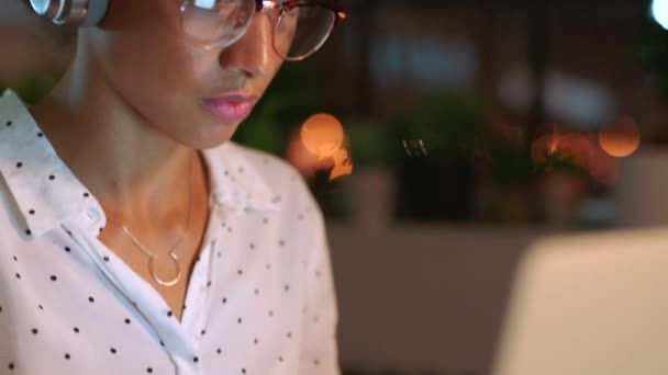 Ordenador Pensamiento Música Con Una Mujer Negocios Escuchando Los Auriculares — Vídeo de stock