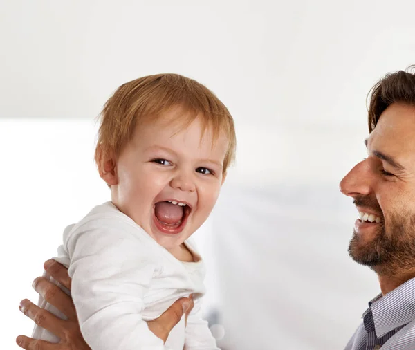 Amor Entre Pai Filho Jovem Bonito Com Seu Menino — Fotografia de Stock