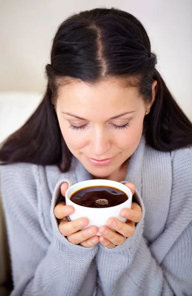 Pachnie Tak Ładnie Piękna Młoda Kobieta Pijąca Rano Kawę — Zdjęcie stockowe