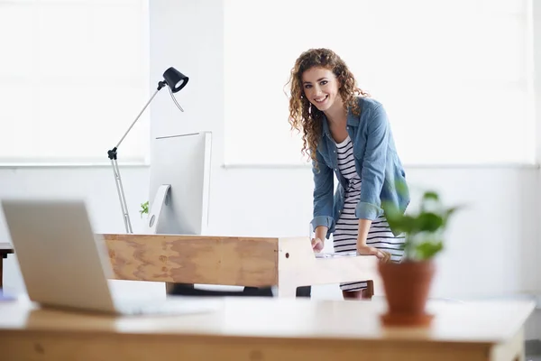 Totale Tevredenheid Werk Een Jonge Vrouw Werkt Achter Haar Computer — Stockfoto