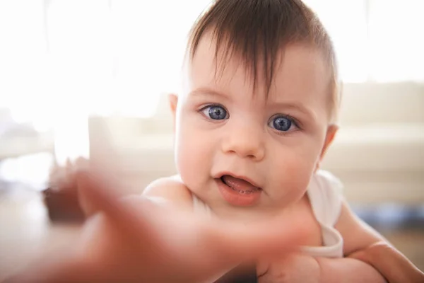 宝宝想摸任何东西 一个男婴伸出手来对着摄像机 — 图库照片