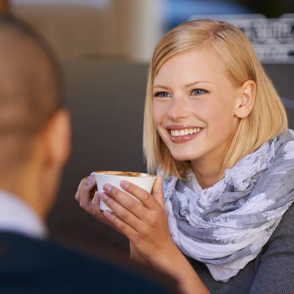 良い友人との良好な会話 若いカップルがカフェでコーヒーを飲み — ストック写真