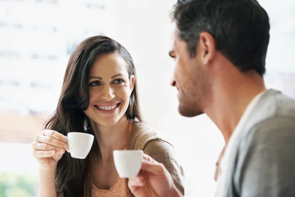 私の蜂蜜とコーヒーデートを楽しんでいます 若いカップルがコーヒーを飲みながら — ストック写真