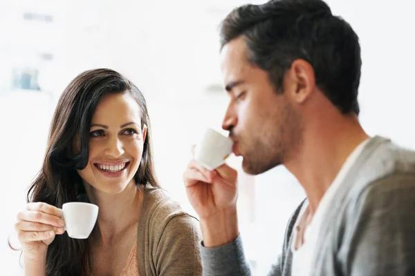 いくつかのJavaのために冗談 若いカップルがコーヒーを飲みながら — ストック写真