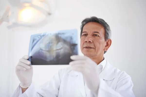 Está Verificar Teus Dentes Dentista Olhar Para Raio — Fotografia de Stock