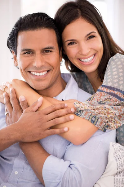 Amor Devoción Retrato Recortado Una Hermosa Pareja Felizmente Casada —  Fotos de Stock