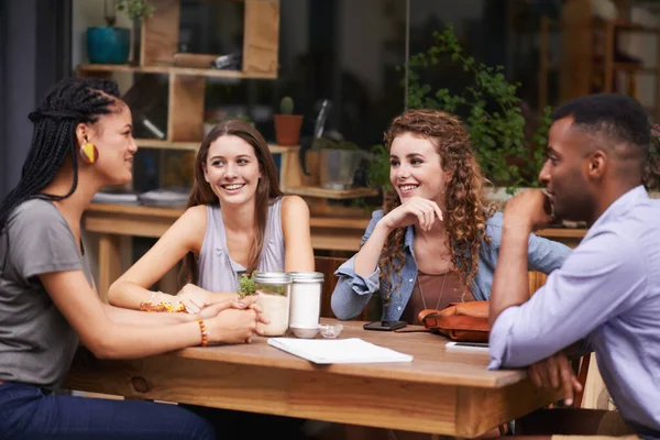 Este Melhor Lugar Cidade Grupo Jovens Amigos Sentados Fora Café — Fotografia de Stock