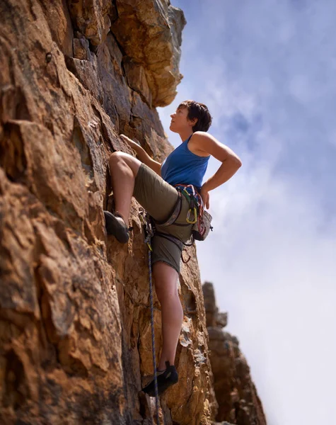 You Need Endurance Rock Climber Young Woman Scaling Rock Face — Stock Photo, Image