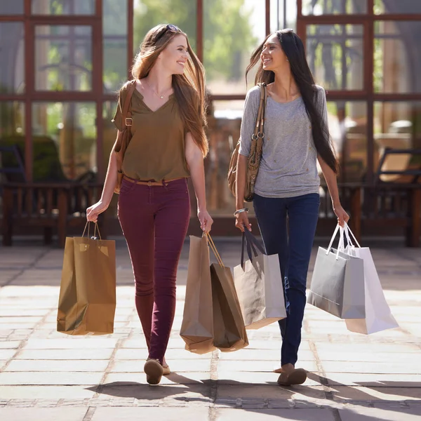 Une Journée Bien Passée Deux Jeunes Femmes Éloignent Centre Commercial — Photo