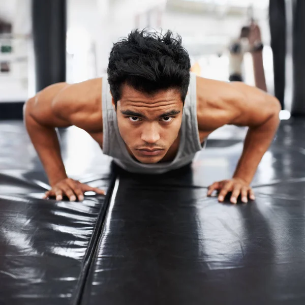 Intensiv Träning Fokuserad Ung Boxare Gör Armhävningar Gymmet — Stockfoto