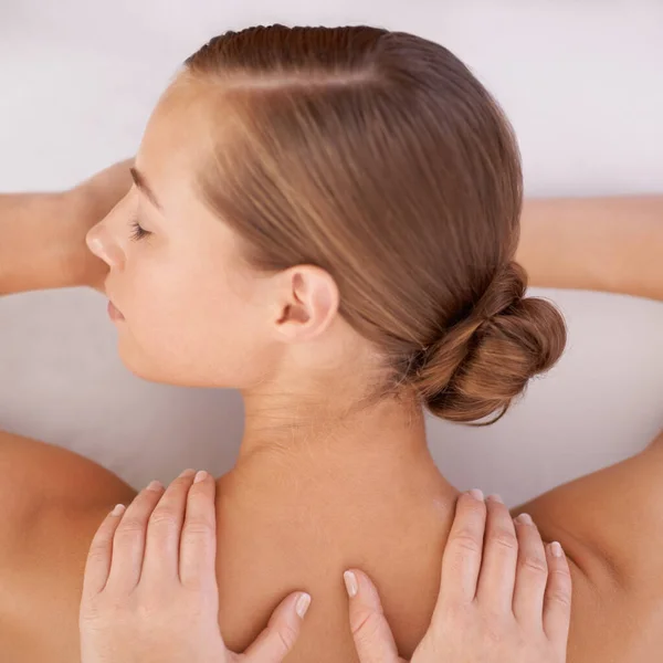 Det Här Perfekt Avkoppling Ung Kvinna Ett Massagebord Ett Spa — Stockfoto