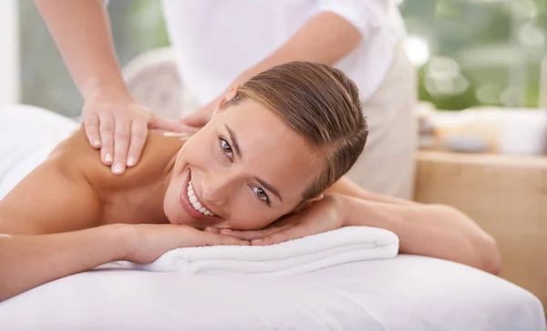 Questo Perfetto Relax Una Giovane Donna Attraente Che Massaggio Centro — Foto Stock