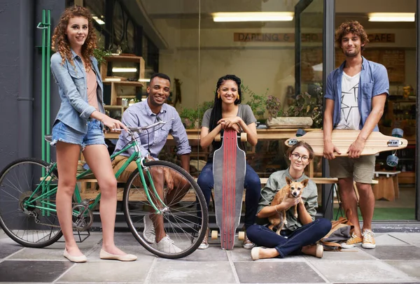 Traîner Avec Gang Plan Cinq Jeunes Amis Debout Ensemble Devant — Photo