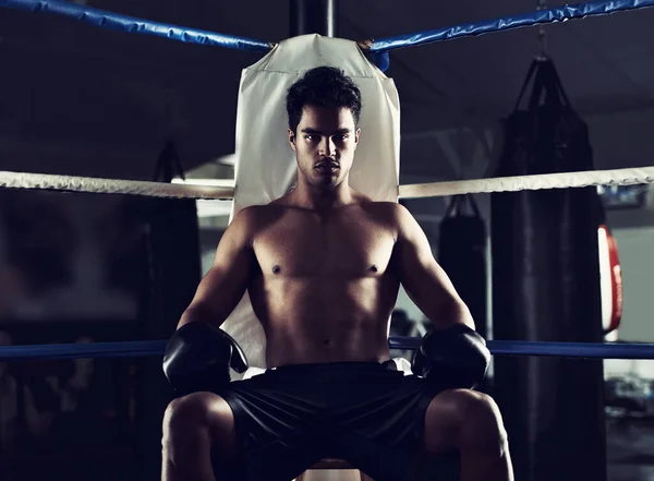 Našel Své Místo Boxerském Ringu Portrét Mladého Boxera Sedícího Rohu — Stock fotografie