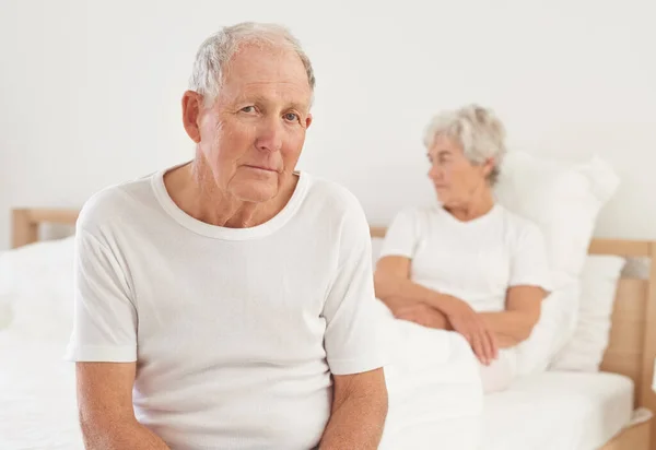 Buen Día Retrato Hombre Mayor Aspecto Triste Sentado Una Cama — Foto de Stock