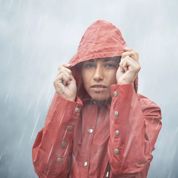 Gri Gökyüzü Genç Bir Kadının Yağmurda Başlığını Kaldırırken Çekilmiş Portresi — Stok fotoğraf