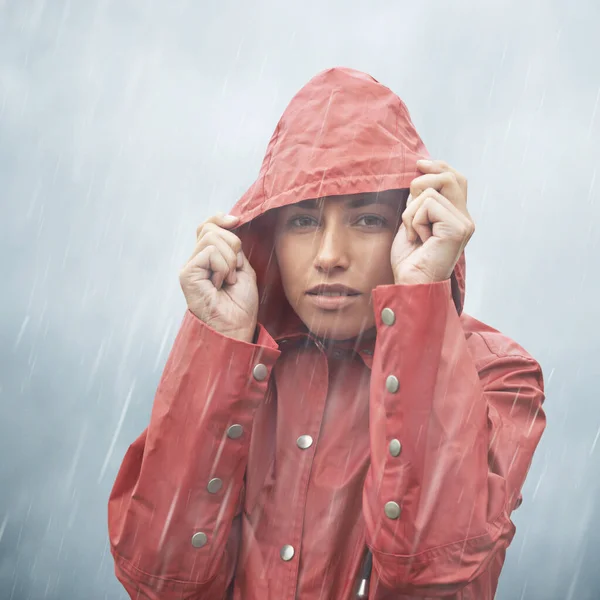 Céu Cinzento Retrato Recortado Uma Jovem Mulher Puxando Seu Capuz — Fotografia de Stock