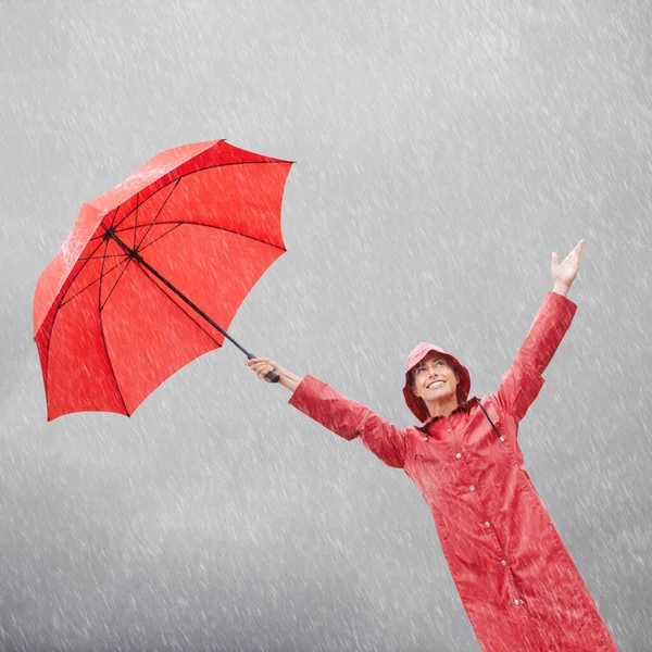 Deszcz Nie Popsuje Nastroju Piękna Młoda Kobieta Stojąca Zewnątrz Czerwonym — Zdjęcie stockowe