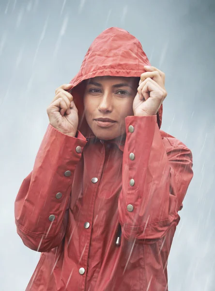 Ştahım Olmasaydı Sırılsıklam Olurdum Genç Bir Kadının Yağmurda Başlığını Kaldırırken — Stok fotoğraf